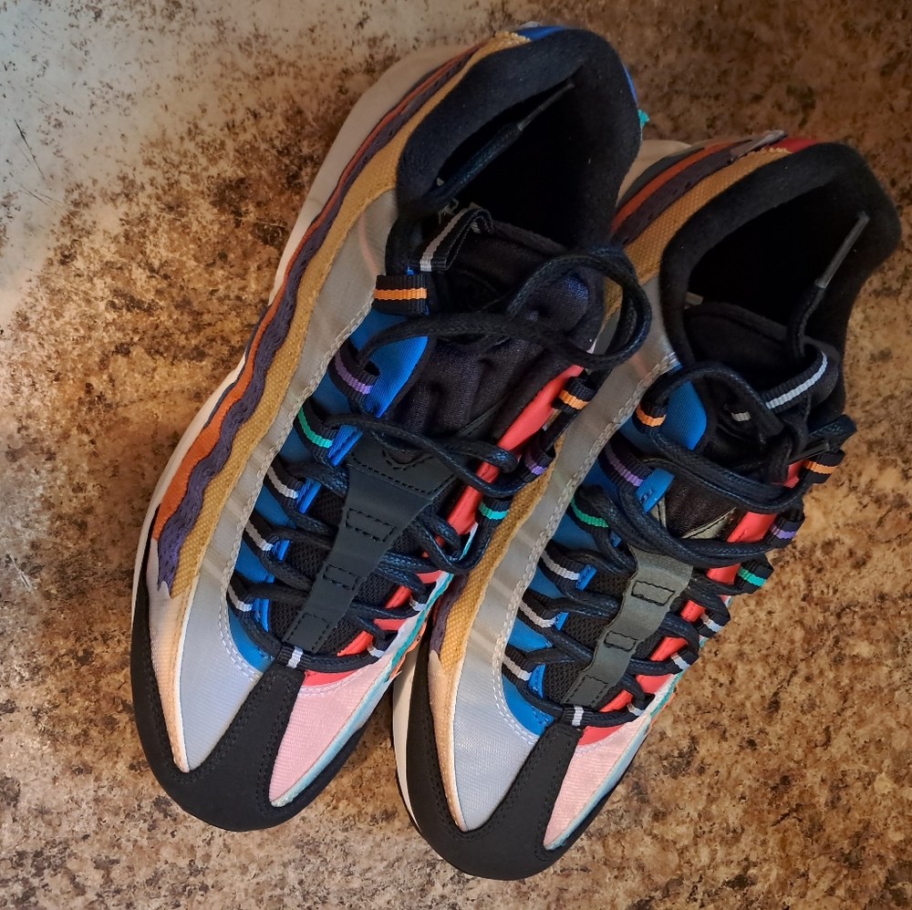 Men's size 8 multicolor airmax 95 bhm addition